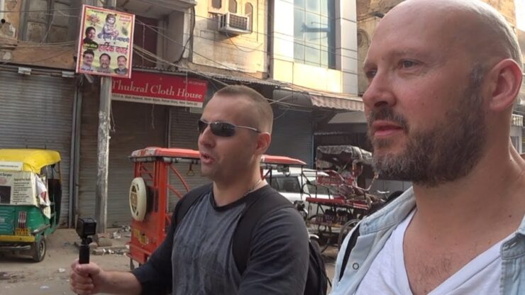 Bald and Bankrupt avec son ami Harald Baldr à Dehli, en Inde